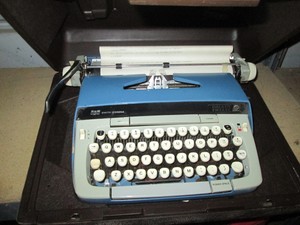 Vintage Galaxies Twelve manual typewriter with case