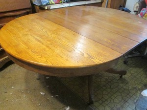 Oval clawfoot style pedestal dining table and 2 expansion leafs