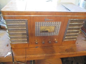 Vintage Emerson wood Encased AMFM Aux, CD, Tuner countertop radio