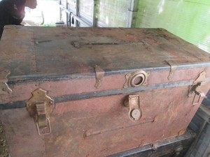 Large metal footlocker storage trunk with lift out wood tray approx 34x18x20in