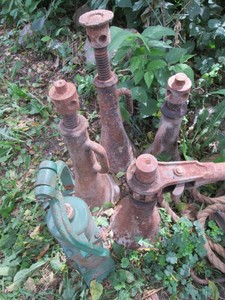Bundle of vintage cast iron screw jacks