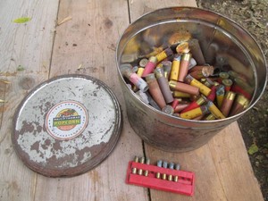 Lidded popcorn tin with various vintage unspent shotgun shells