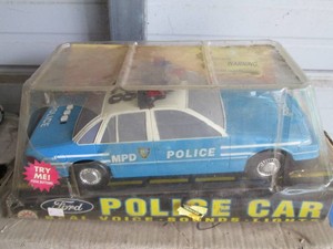 Dle cast replica Ford Police car with lights and sound