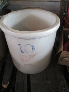 10-gallon Red Wing Stoneware crock has stress crack as shown