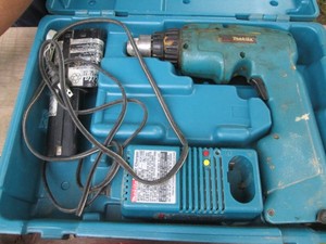 Makita cordless drill with battery and charger in hardside case