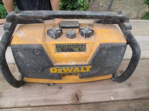 Dewalt jobsite radio with nicd battery charger