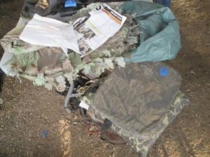 Camo pop up hunting blind, bucket cover seat and padded seat cushions