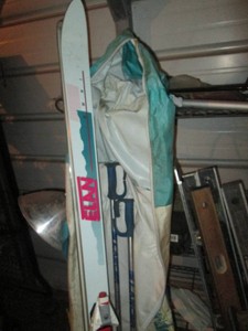 Elan Omni 647 snow skis with poles in Salomon travel bag