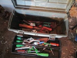23in Plastic toolbox with lift out tray containing a large assortment of hand tools