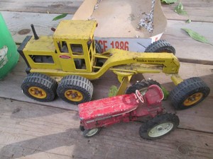 Vintage metal Tonka Road Grader and die cast replica International tractor
