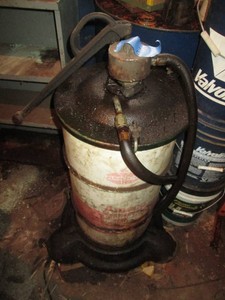 Oil pump with barrel on rolling base with unknown amount of gear oil