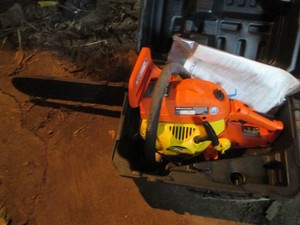 McCullough XM 40A Gas chainsaw with case has compression