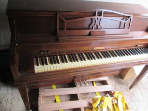 Vintage wood Baldwin piano with pull out key cover