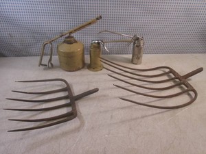 (BS) 3 Vintage Oil Cans and 2 Vintage 6-Tine Pitchfork Heads