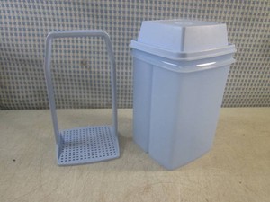 (EC1) Tupperware Pick-A-Deli Container