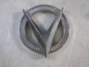 (D-3) Vintage 1959 Buick v Ornament Emblem #187583