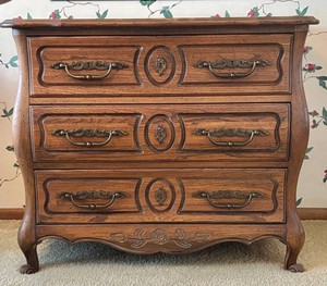 K - Vintage Hickory Manufacturing French Provincial Louis XV Bombay Chest
