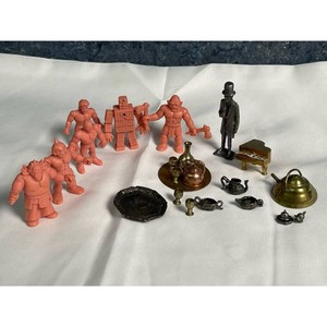 Mixed Miniature Figurine & Prop Lot � Victorian Style Tea Service Accessories
