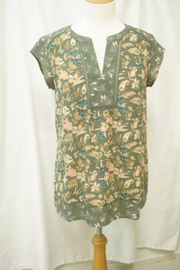 DR2 green floral cap sleeve blouse with V-neck and crochet trim detail