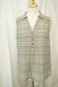 Dana Buckman black and white patterned sleeveless button front blouse with collard V-neckline