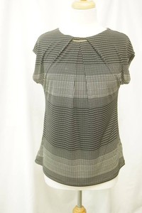 Liz Clairborne black and white patterned short sleeve blouse featuring a distinctive gold bar accent at the neckline size M