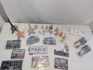 NWT Lot of Paris-themed tourist souvenirs, Eiffel Tower keychains, bracelets, fridge magnets, necklaces