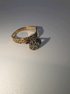 10K Yellow Gold ornate, openwork filigree wedding ring band and a textured, multi-tiered cluster floral diamond top, Size 9, 2.3 grams