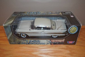 Motor Max 1958 Plymouth Fury 118 Scale Replica