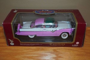 Road Legends 1955 Ford Fairlane Crown Victoria 118 Scale Replica