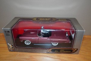 Road Signature 1957 Ford Thunderbird Convertible 118 Scale Replica