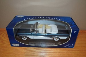 Motor Max 1957 Buick Roadmaster Convertible 118 Scale Replica