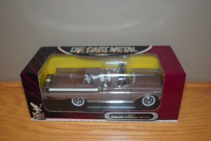 Road Signature 1957 Mercury Turnpike Cruiser Convertible 118 Scale Replica