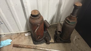 Pair of hydraulic jacks