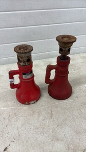 Pair of screw jacks