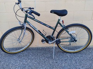 Huffy Cherokee 18 Speed Womens Mountain Bike (26)
