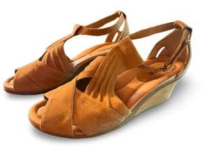 Earth Brand Womens Tan Suede Wedge Sandals Peep Toe - Approx. Size 8.5