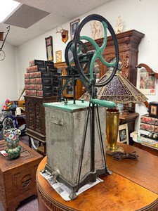 Very Nice Antique Cast Iron Hand Crank DAZEY Churn&nbsp