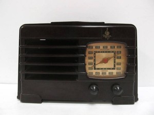 Vintage Mid Century EMERSON Bakelite Radio