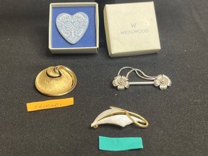 Costume Jewelry - Vintage Wedgwood, Trifari, JJ & Floral Brooches Mixed Lot