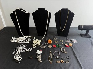 VTG Costume Jewelry - Faux Pearl Necklaces, Pins, Bracelets & Rings Mixed Lot