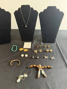 VTG Costume Jewelry Mixed Lot - Necklaces, Bracelets & Earrings
