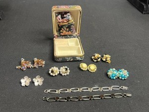 VTG Costume Jewelry & Jewelry Box Mixed Lot - 6 Earring Pairs & 2 Chain Link Bracelets
