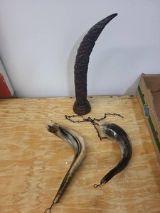 Decorative Horns & Carved Horn Style Table Sculpture Mixed Lot