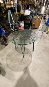 Metal Table and Chairs (627284)
