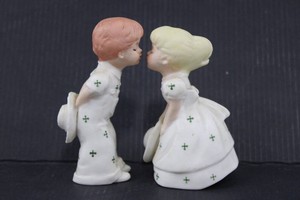 Vintage Schmid Boy & Girl Kissing Figurine Pair 3.5H