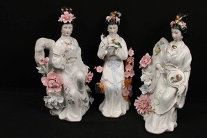 Chinese Lady Porcelain Figurines With Flowers 12H