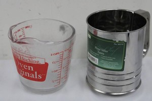 Pyrex 2-Cup Measuring Cup & Air Chef Flour Sifter Mixed Lot