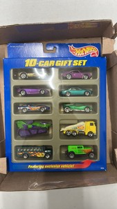 Hot wheels gift set, diecast, cars, trucks bus, Toys R Us