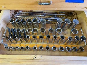 Group Metric 12 Drive Socket Set w Ratchet Extensions Deep Sockets