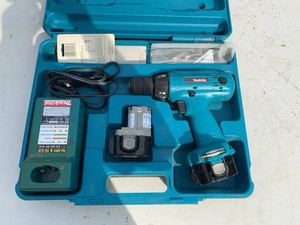 Makita 9.6V Cordless Drill Driver Kit w Charger 2 Batteries Case